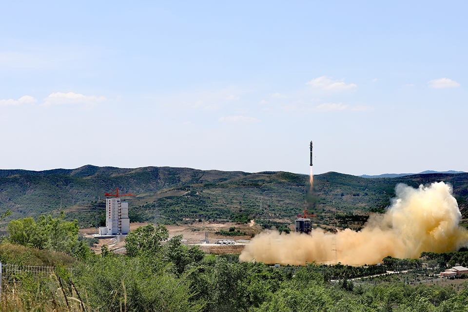 金紫荊衛星37號和38號成功發射