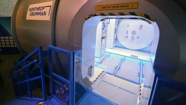 The mockup of the lunar orbit habitat is 4.4 meters tall (14.5 feet). The HALO (Habitation and Logistics Outpost) at the NASA's Artemis Gateway will be 3 meters tall (9.8 feet).